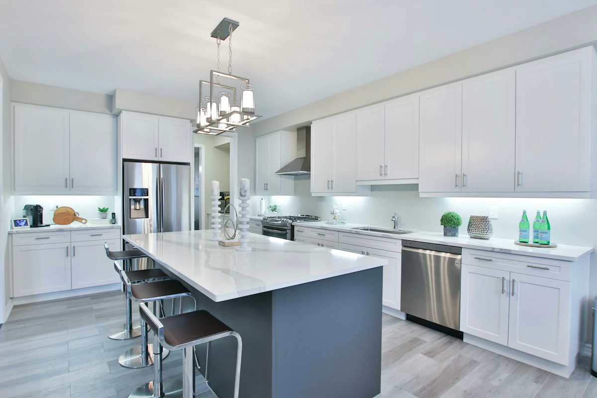 CasaBuilt kitchen cabinets in a modern kitchen